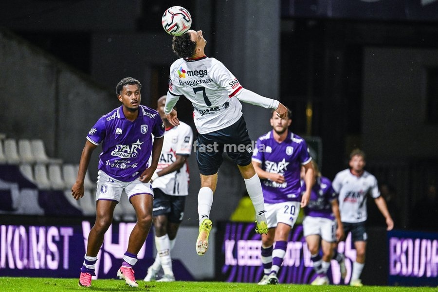 Beerschot's Brian Plat and Liege's Benoit Bruggeman pictured in action during a soccer match between Beerschot VA and RFC Liège, on Saturday 10 October 2026 in Antwerp, on day 7 of the 2026-2027 'Challenger Pro League' second division of the Belgian championship