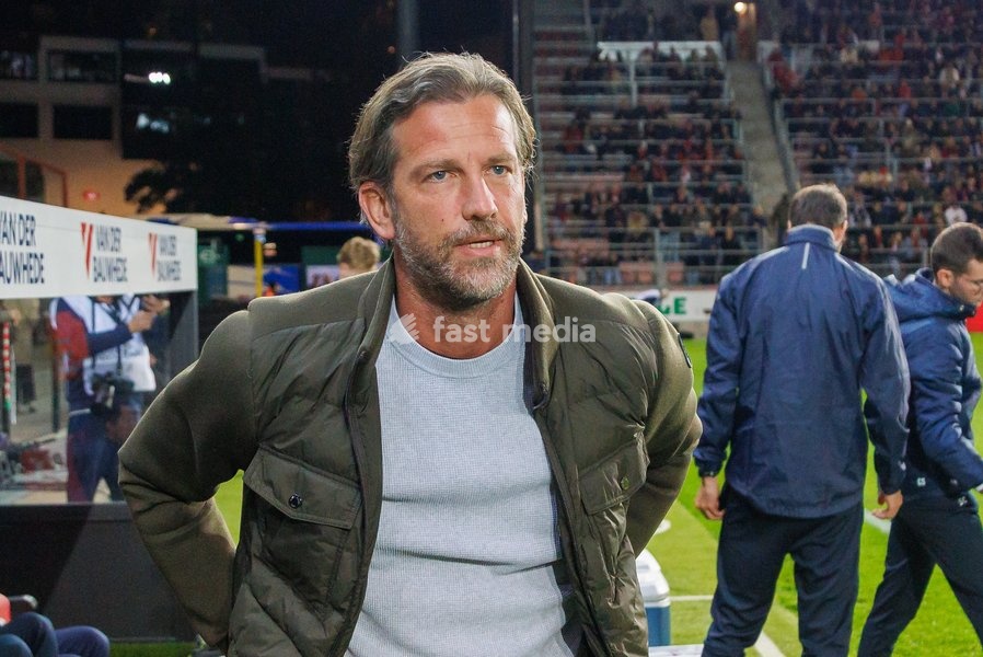 Gent's head coach Rik De Mil pictured during a soccer match between SV Zulte Waregem and Kaa Gent, Saturday 10 October 2026 in Waregem, on day 8 of the 2026-2027 'Jupiler Pro League' first division of the Belgian championship, in Waregem