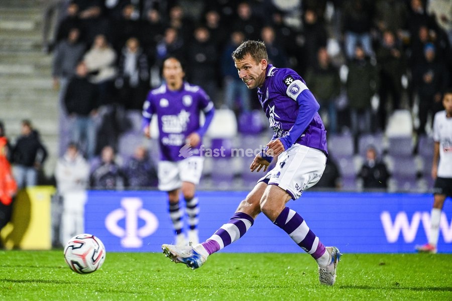 Beerschot's Lukas Van Eenoo pictured in action during a soccer match between Beerschot VA and RFC Liège, on Saturday 10 October 2026 in Antwerp, on day 7 of the 2026-2027 'Challenger Pro League' second division of the Belgian championship