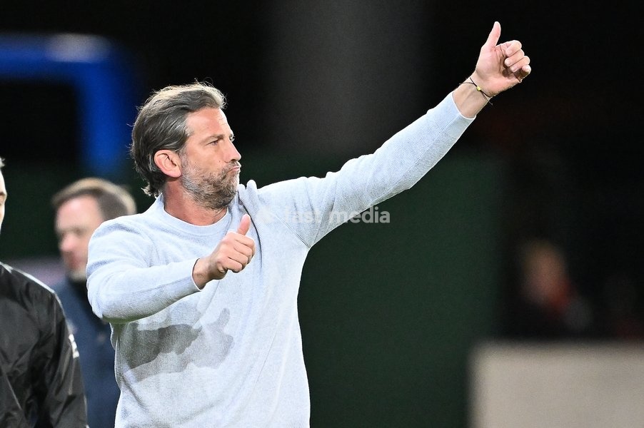 Gent's head coach Rik De Mil reacts during a soccer match between SV Zulte Waregem and Kaa Gent, Saturday 10 October 2026 in Waregem, on day 8 of the 2026-2027 'Jupiler Pro League' first division of the Belgian championship, in Waregem