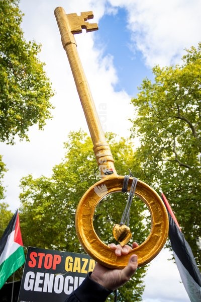 Pro-Palestine demonstrators took to the streets of Central London for the National March for Palestine, marking three years since the war in Gaza began in October 2023. Participants marched in solidarity with Palestinians, carrying Palestinian flags, banners and placards calling for an end to the…