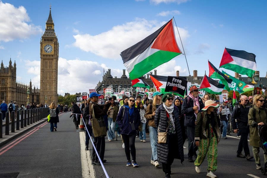 Pro-Palestine demonstrators took to the streets of Central London for the National March for Palestine, marking three years since the war in Gaza began in October 2023. Participants marched in solidarity with Palestinians, carrying Palestinian flags, banners and placards calling for an end to the…