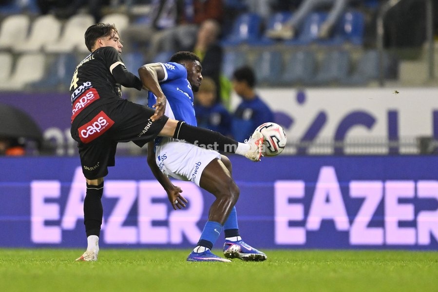 Kortrijk's Harrison Murray-Campbell and Genk's Rafiu Durosinmi fight for the ball during a soccer match between KRC Genk and KV Kortrijk, Saturday 10 October 2026 in Genk, on day 8 of the 2026-2027 'Jupiler Pro League' first division of the Belgian championship, in Genk