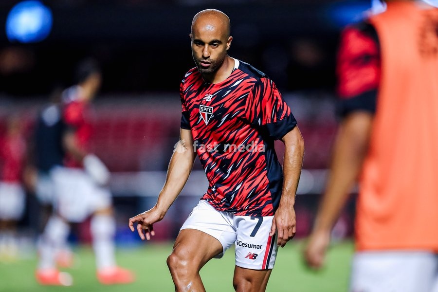 October 10, 2026, São Paulo, São Paulo, Brazil: SÃO PAULO (SP), BRAZIL – OCTOBER 10: São Paulo player Lucas Moura during the warm-up for the match between São Paulo and Vitória in the 2026 Brazilian Championship at Morumbis Stadium in São Paulo (SP), Brazil, on Saturday, October 10, 2026