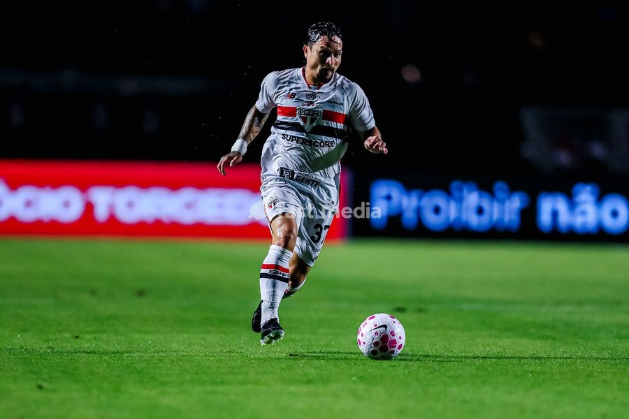 October 10, 2026, São Paulo, São Paulo, Brazil: SÃO PAULO (SP), BRAZIL – OCTOBER 10: São Paulo player Arthur during the match between São Paulo and Vitória in the 2026 Brazilian Championship at Morumbis Stadium in São Paulo (SP), Brazil, this Saturday, October 10, 2026