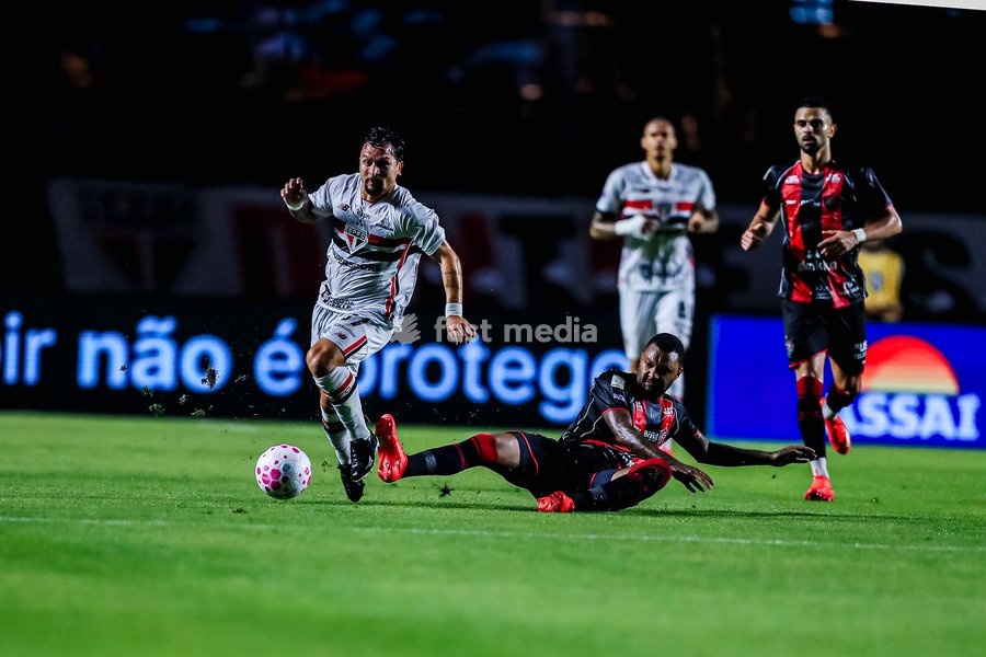 October 10, 2026, São Paulo, São Paulo, Brazil: SÃO PAULO (SP), BRAZIL – OCTOBER 10: São Paulo player Arthur during the match between São Paulo and Vitória in the 2026 Brazilian Championship at Morumbis Stadium in São Paulo (SP), Brazil, this Saturday, October 10, 2026