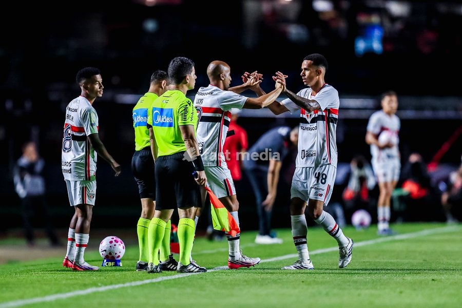 October 10, 2026, São Paulo, São Paulo, Brazil: SÃO PAULO (SP), BRAZIL – OCTOBER 10: São Paulo player Lucas Moura during the match between São Paulo and Vitória in the 2026 Brazilian Championship at Morumbis Stadium in São Paulo (SP), Brazil, on Saturday, October 10, 2026
