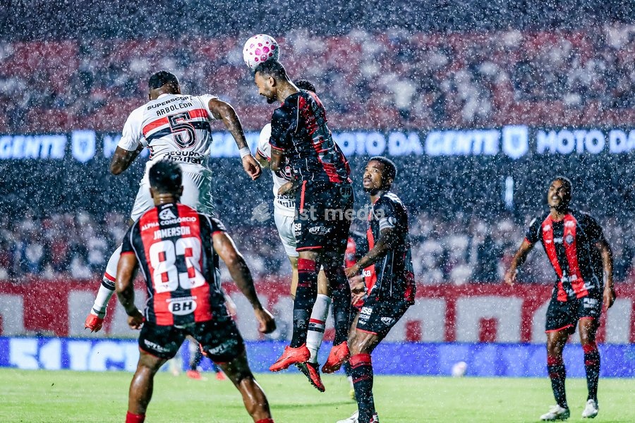 October 10, 2026, São Paulo, São Paulo, Brazil: SÃO PAULO (SP), BRAZIL – OCTOBER 10: Vitória player Luan Cândido during the match between São Paulo and Vitória in the 2026 Brazilian Championship at Morumbis Stadium in São Paulo (SP), Brazil, on Saturday, October 10, 2026