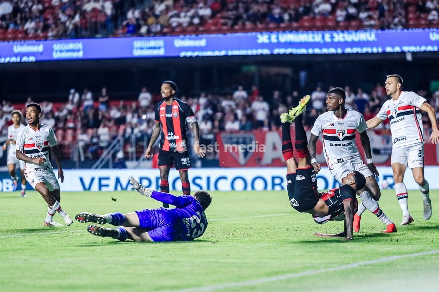 October 10, 2026, São Paulo, São Paulo, Brazil: SÃO PAULO (SP), BRAZIL – OCTOBER 10: Vitória player Mateus Silva during the match between São Paulo and Vitória in the 2026 Brazilian Championship at Morumbis Stadium in São Paulo (SP), Brazil, on Saturday, October 10, 2026