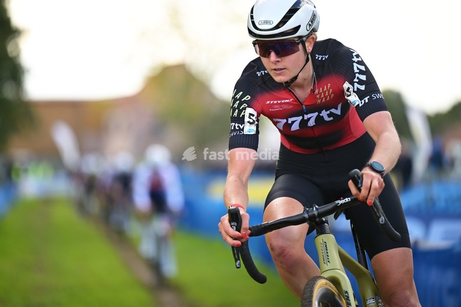 Netherlands' Aniek Van Alphen pictured in action during the women elite race of the 'Mosselcross' cyclocross cycling event, on Sunday 11 October 2026, in Dendermonde, the first race (out of 7) of the HG Cross competition