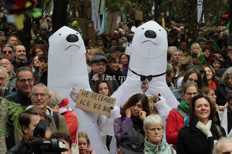 This image shows the Climate March 2026, organized by the Climate Coalition, in Brussels, on Sunday 11 October 2026. The Climate Coalition demands the federal and regional governments to stop subsidizing polluting industrial activities in Belgium and levy higher taxes on these companies