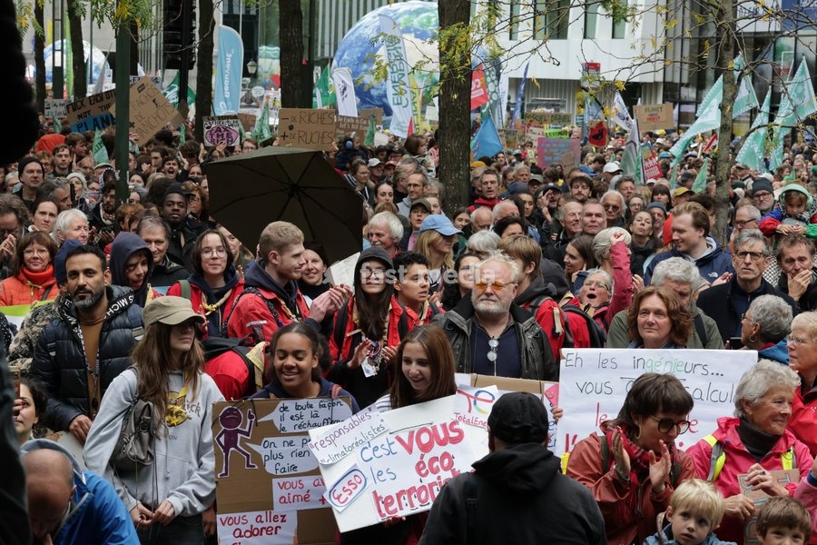 This image shows the Climate March 2026, organized by the Climate Coalition, in Brussels, on Sunday 11 October 2026. The Climate Coalition demands the federal and regional governments to stop subsidizing polluting industrial activities in Belgium and levy higher taxes on these companies