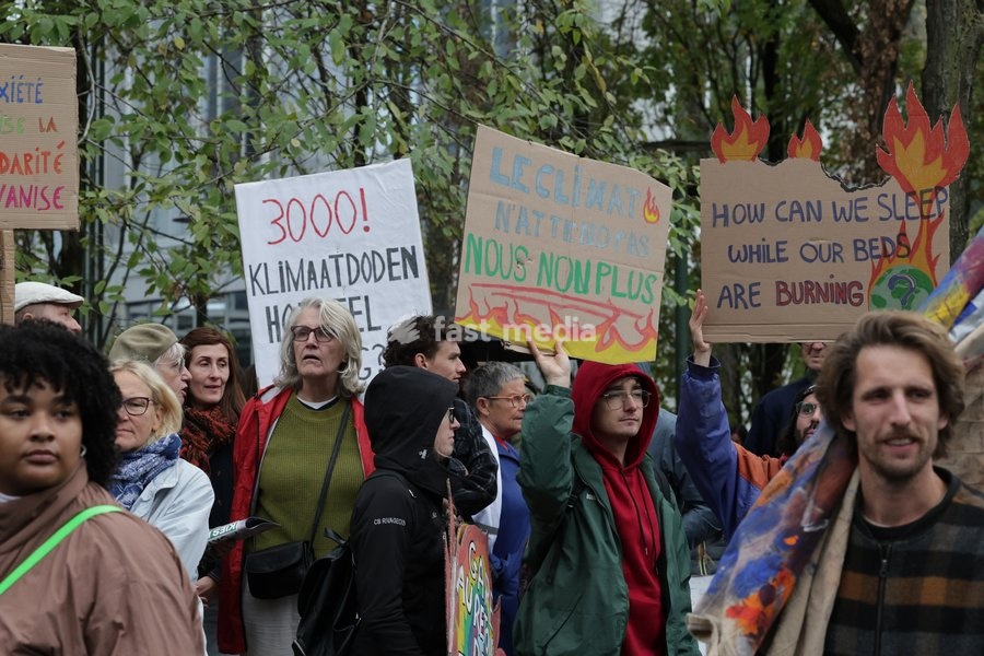 This image shows the Climate March 2026, organized by the Climate Coalition, in Brussels, on Sunday 11 October 2026. The Climate Coalition demands the federal and regional governments to stop subsidizing polluting industrial activities in Belgium and levy higher taxes on these companies