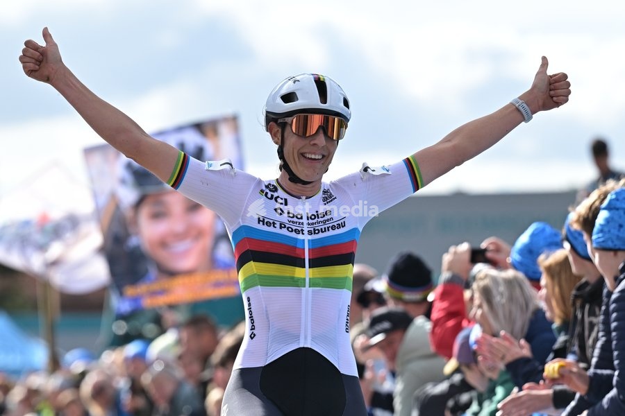Netherlands' Lucinda Brand celebrates after winning the women elite race of the 'Mosselcross' cyclocross cycling event, on Sunday 11 October 2026, in Dendermonde, the first race (out of 7) of the HG Cross competition