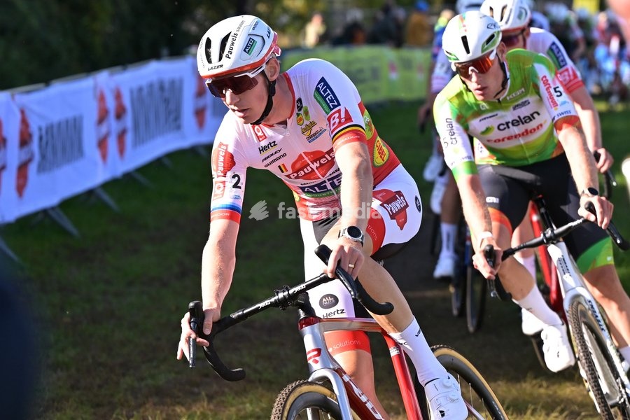 Belgium's Michael Vanthourenhout pictured in action during the men elite race of the 'Mosselcross' cyclocross cycling event, on Sunday 11 October 2026, in Dendermonde, the first race (out of 7) of the HG Cross competition
