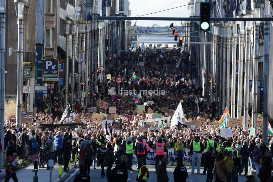 This image shows the Climate March 2026, organized by the Climate Coalition, in Brussels, on Sunday 11 October 2026. The Climate Coalition demands the federal and regional governments to stop subsidizing polluting industrial activities in Belgium and levy higher taxes on these companies