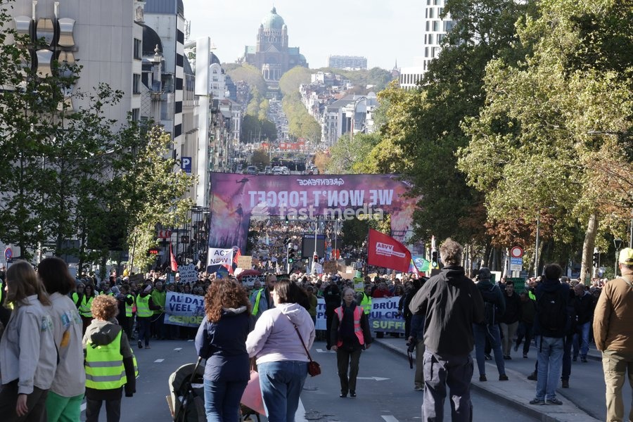 This image shows the Climate March 2026, organized by the Climate Coalition, in Brussels, on Sunday 11 October 2026. The Climate Coalition demands the federal and regional governments to stop subsidizing polluting industrial activities in Belgium and levy higher taxes on these companies