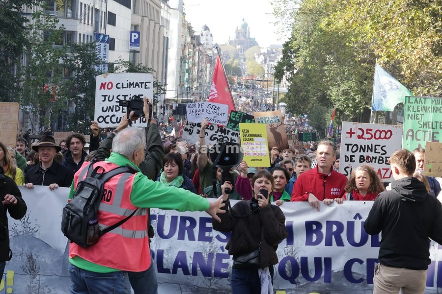 This image shows the Climate March 2026, organized by the Climate Coalition, in Brussels, on Sunday 11 October 2026. The Climate Coalition demands the federal and regional governments to stop subsidizing polluting industrial activities in Belgium and levy higher taxes on these companies