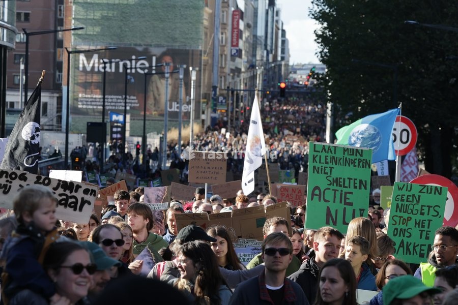 This image shows the Climate March 2026, organized by the Climate Coalition, in Brussels, on Sunday 11 October 2026. The Climate Coalition demands the federal and regional governments to stop subsidizing polluting industrial activities in Belgium and levy higher taxes on these companies