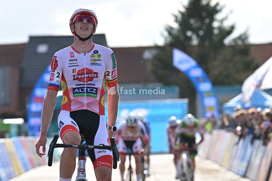 Belgium's Michael Vanthourenhout celebrates on the finsih line as he wins the men elite race of the 'Mosselcross' cyclocross cycling event, on Sunday 11 October 2026, in Dendermonde, the first race (out of 7) of the HG Cross competition