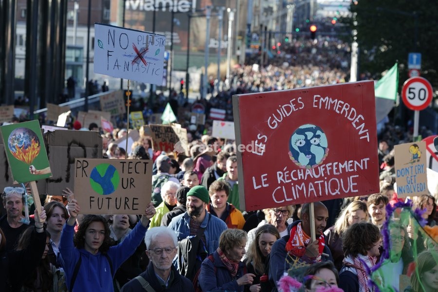 This image shows the Climate March 2026, organized by the Climate Coalition, in Brussels, on Sunday 11 October 2026. The Climate Coalition demands the federal and regional governments to stop subsidizing polluting industrial activities in Belgium and levy higher taxes on these companies