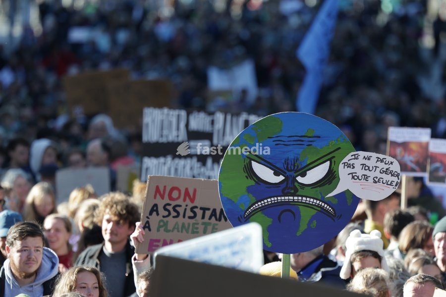 This image shows the Climate March 2026, organized by the Climate Coalition, in Brussels, on Sunday 11 October 2026. The Climate Coalition demands the federal and regional governments to stop subsidizing polluting industrial activities in Belgium and levy higher taxes on these companies