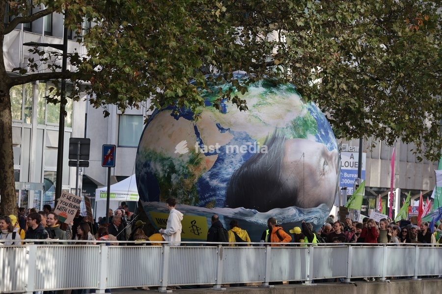 This image shows the Climate March 2026, organized by the Climate Coalition, in Brussels, on Sunday 11 October 2026. The Climate Coalition demands the federal and regional governments to stop subsidizing polluting industrial activities in Belgium and levy higher taxes on these companies