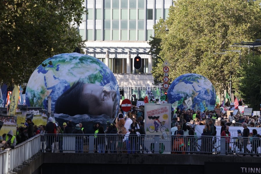 This image shows the Climate March 2026, organized by the Climate Coalition, in Brussels, on Sunday 11 October 2026. The Climate Coalition demands the federal and regional governments to stop subsidizing polluting industrial activities in Belgium and levy higher taxes on these companies