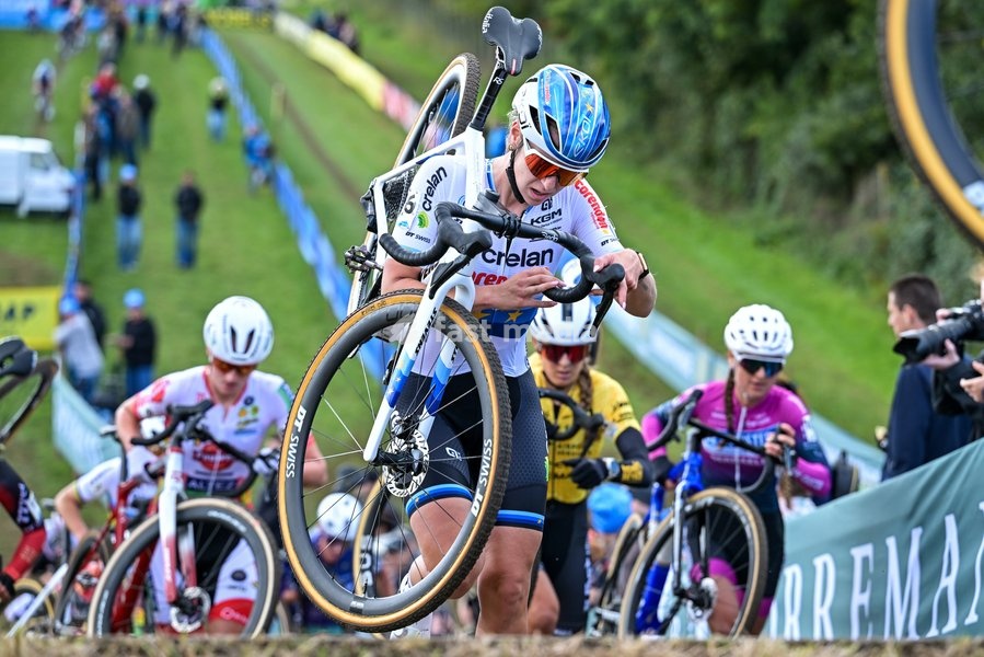 Netherlands' Inge Van Der Heijden is pictured in action during the women elite race of the 'Mosselcross' cyclocross cycling event, on Sunday 11 October 2026, in Dendermonde, the first race (out of 7) of the HG Cross competition