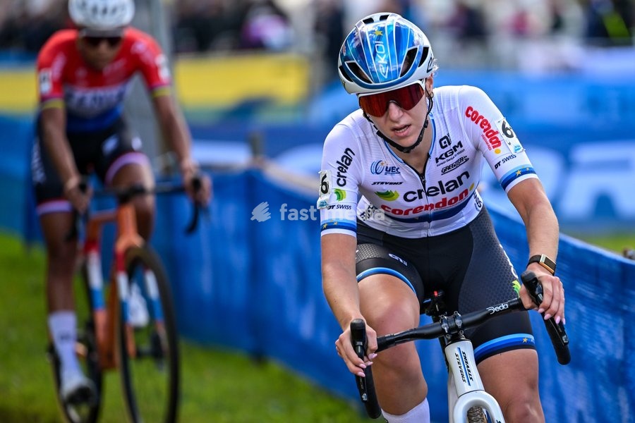 Netherlands' Inge Van Der Heijden is pictured in action during the women elite race of the 'Mosselcross' cyclocross cycling event, on Sunday 11 October 2026, in Dendermonde, the first race (out of 7) of the HG Cross competition