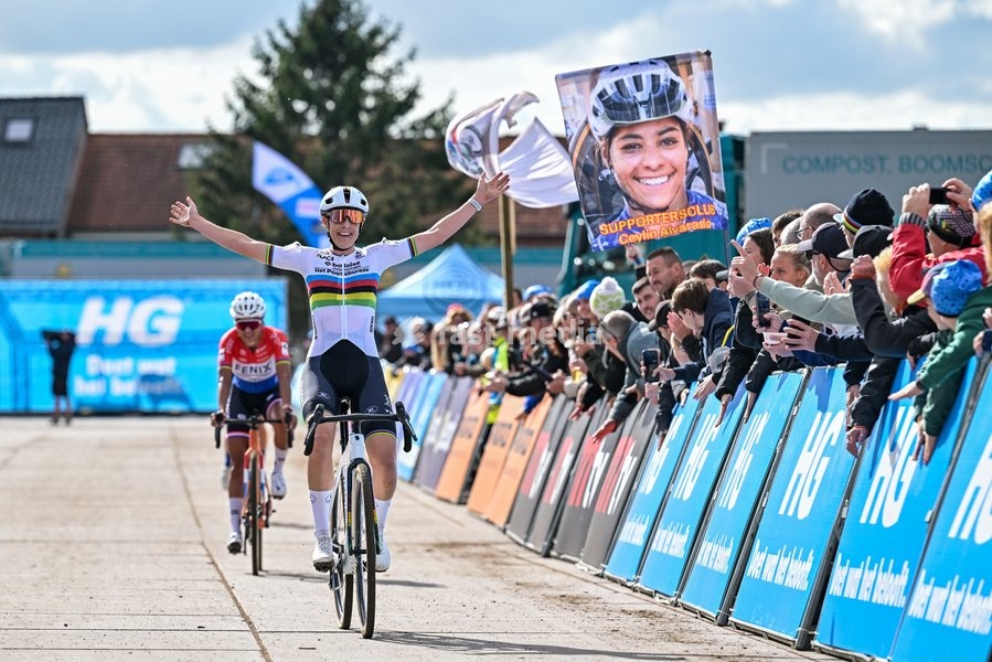 Netherlands' Lucinda Brand celebrates as she crosses the finish line to win the women elite race of the 'Mosselcross' cyclocross cycling event, on Sunday 11 October 2026, in Dendermonde, the first race (out of 7) of the HG Cross competition