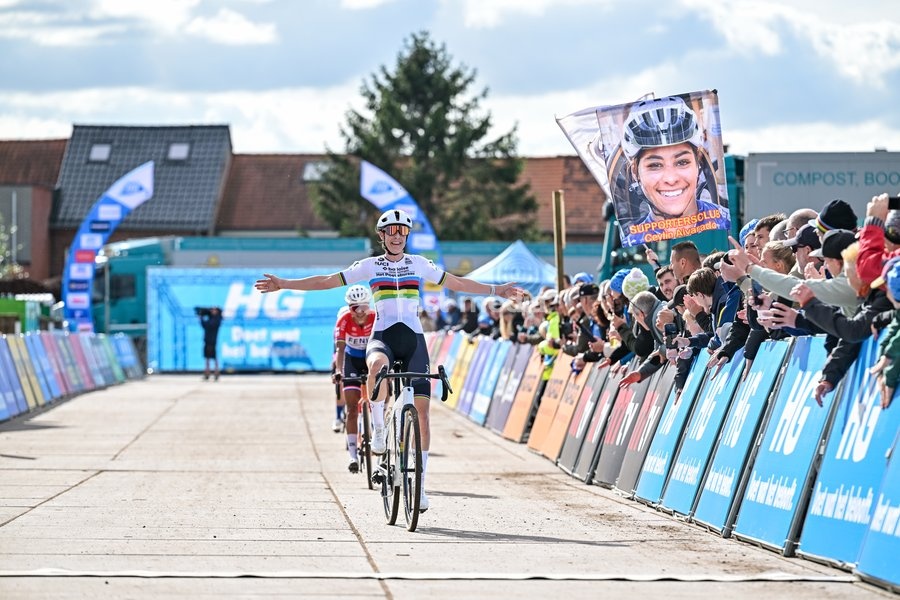 Netherlands' Lucinda Brand celebrates as she crosses the finish line to win the women elite race of the 'Mosselcross' cyclocross cycling event, on Sunday 11 October 2026, in Dendermonde, the first race (out of 7) of the HG Cross competition