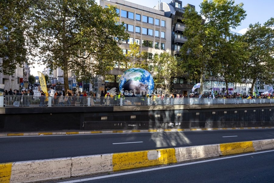 This image shows the Climate March 2026, organized by the Climate Coalition, in Brussels, on Sunday 11 October 2026. The Climate Coalition demands the federal and regional governments to stop subsidizing polluting industrial activities in Belgium and levy higher taxes on these companies