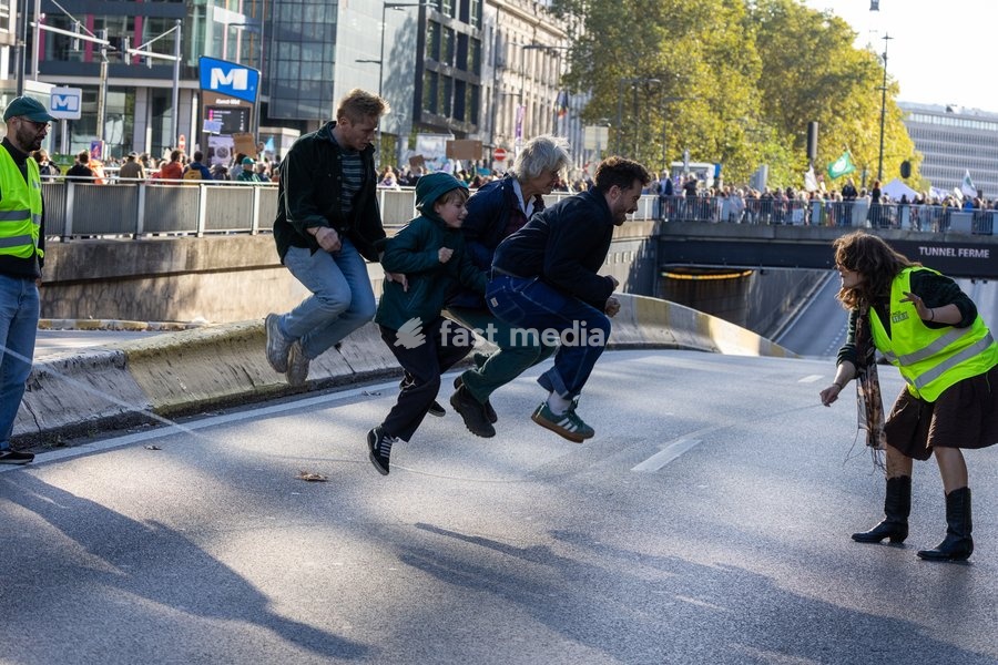 This image shows the Climate March 2026, organized by the Climate Coalition, in Brussels, on Sunday 11 October 2026. The Climate Coalition demands the federal and regional governments to stop subsidizing polluting industrial activities in Belgium and levy higher taxes on these companies