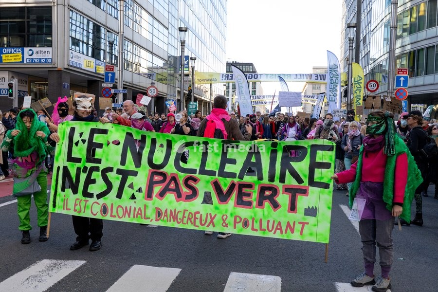 This image shows the Climate March 2026, organized by the Climate Coalition, in Brussels, on Sunday 11 October 2026. The Climate Coalition demands the federal and regional governments to stop subsidizing polluting industrial activities in Belgium and levy higher taxes on these companies