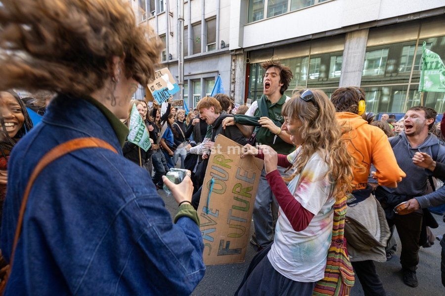 This image shows the Climate March 2026, organized by the Climate Coalition, in Brussels, on Sunday 11 October 2026. The Climate Coalition demands the federal and regional governments to stop subsidizing polluting industrial activities in Belgium and levy higher taxes on these companies