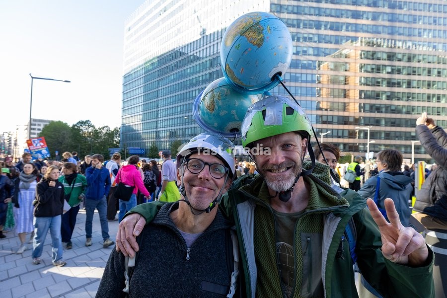 This image shows the Climate March 2026, organized by the Climate Coalition, in Brussels, on Sunday 11 October 2026. The Climate Coalition demands the federal and regional governments to stop subsidizing polluting industrial activities in Belgium and levy higher taxes on these companies