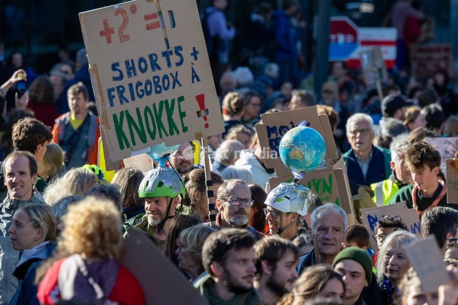 This image shows the Climate March 2026, organized by the Climate Coalition, in Brussels, on Sunday 11 October 2026. The Climate Coalition demands the federal and regional governments to stop subsidizing polluting industrial activities in Belgium and levy higher taxes on these companies