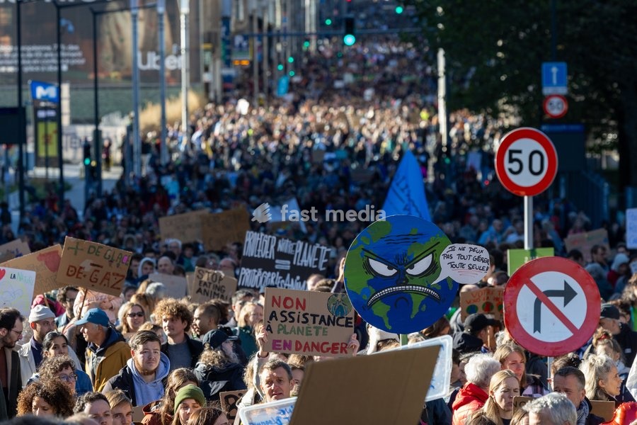 This image shows the Climate March 2026, organized by the Climate Coalition, in Brussels, on Sunday 11 October 2026. The Climate Coalition demands the federal and regional governments to stop subsidizing polluting industrial activities in Belgium and levy higher taxes on these companies