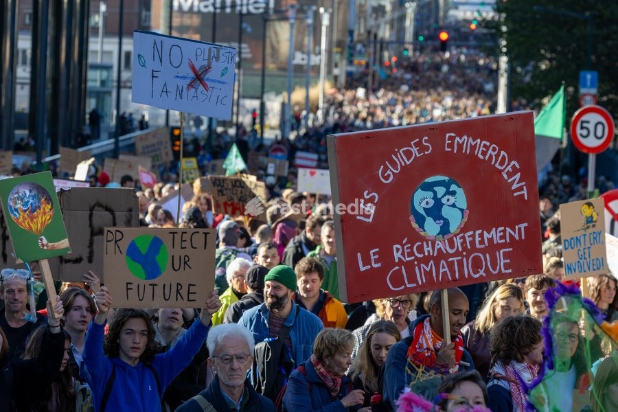 This image shows the Climate March 2026, organized by the Climate Coalition, in Brussels, on Sunday 11 October 2026. The Climate Coalition demands the federal and regional governments to stop subsidizing polluting industrial activities in Belgium and levy higher taxes on these companies