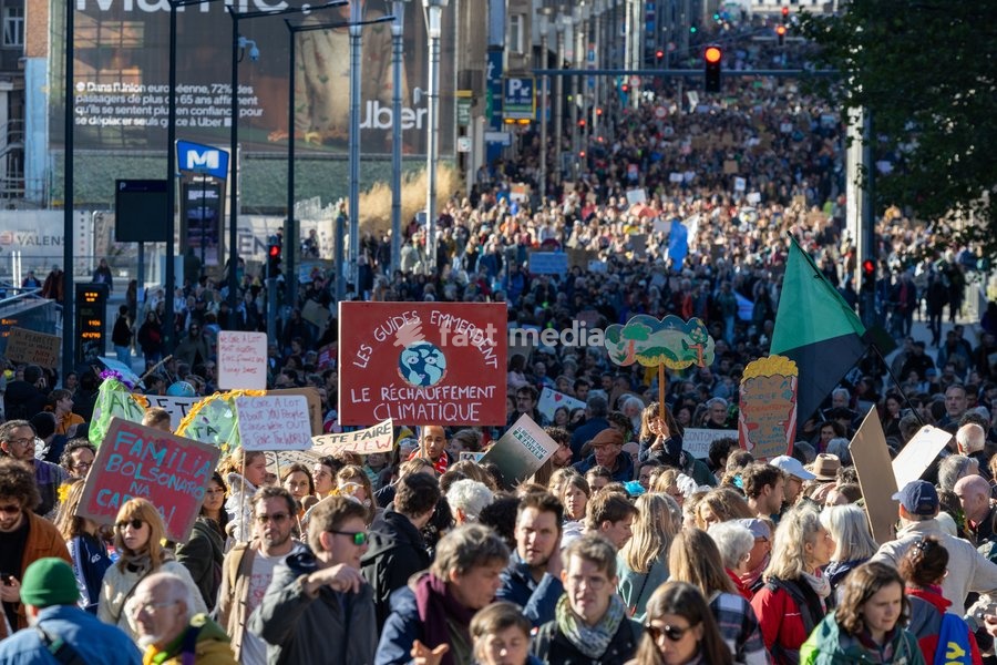 This image shows the Climate March 2026, organized by the Climate Coalition, in Brussels, on Sunday 11 October 2026. The Climate Coalition demands the federal and regional governments to stop subsidizing polluting industrial activities in Belgium and levy higher taxes on these companies