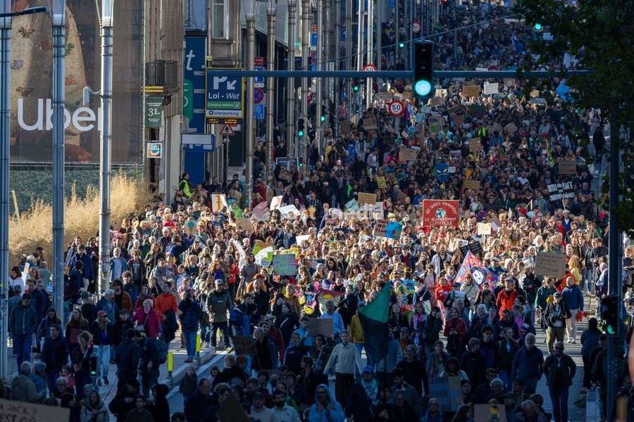 This image shows the Climate March 2026, organized by the Climate Coalition, in Brussels, on Sunday 11 October 2026. The Climate Coalition demands the federal and regional governments to stop subsidizing polluting industrial activities in Belgium and levy higher taxes on these companies