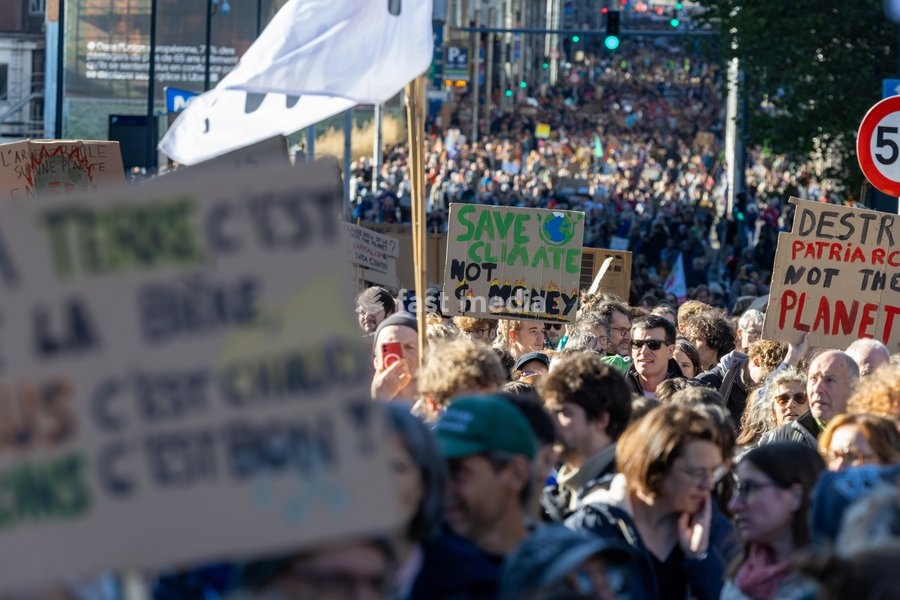 This image shows the Climate March 2026, organized by the Climate Coalition, in Brussels, on Sunday 11 October 2026. The Climate Coalition demands the federal and regional governments to stop subsidizing polluting industrial activities in Belgium and levy higher taxes on these companies