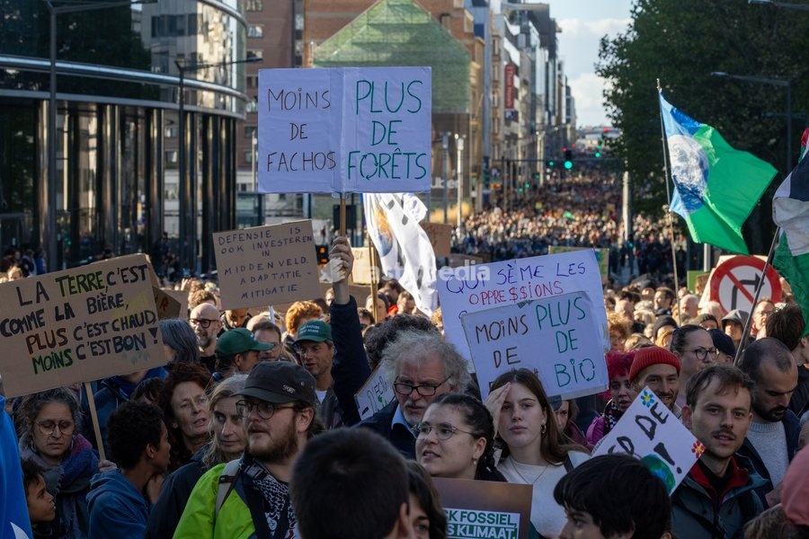 This image shows the Climate March 2026, organized by the Climate Coalition, in Brussels, on Sunday 11 October 2026. The Climate Coalition demands the federal and regional governments to stop subsidizing polluting industrial activities in Belgium and levy higher taxes on these companies