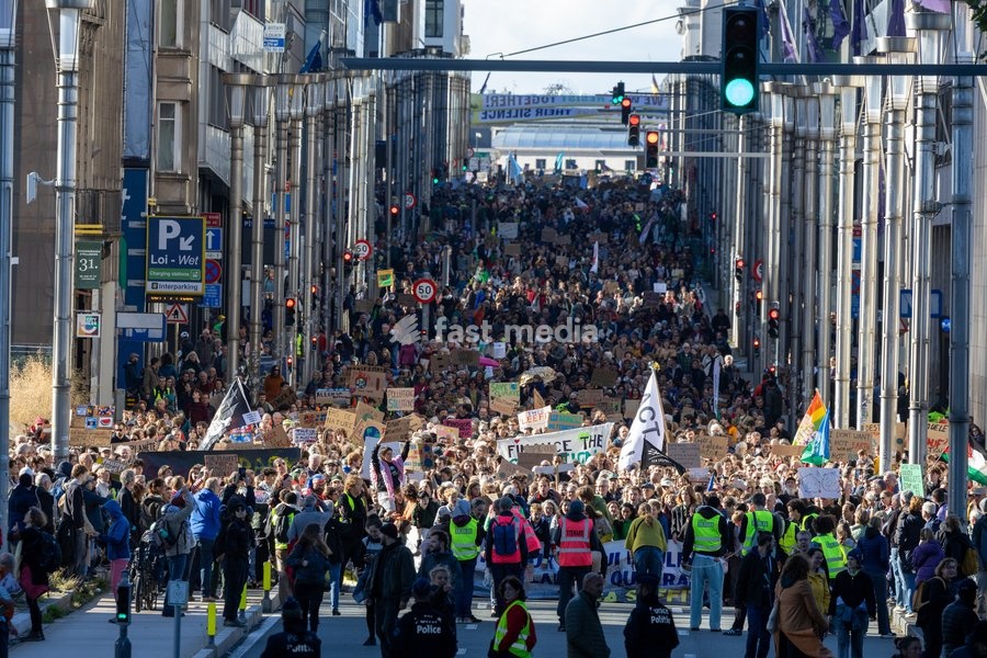 This image shows the Climate March 2026, organized by the Climate Coalition, in Brussels, on Sunday 11 October 2026. The Climate Coalition demands the federal and regional governments to stop subsidizing polluting industrial activities in Belgium and levy higher taxes on these companies