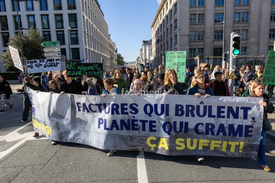 This image shows the Climate March 2026, organized by the Climate Coalition, in Brussels, on Sunday 11 October 2026. The Climate Coalition demands the federal and regional governments to stop subsidizing polluting industrial activities in Belgium and levy higher taxes on these companies