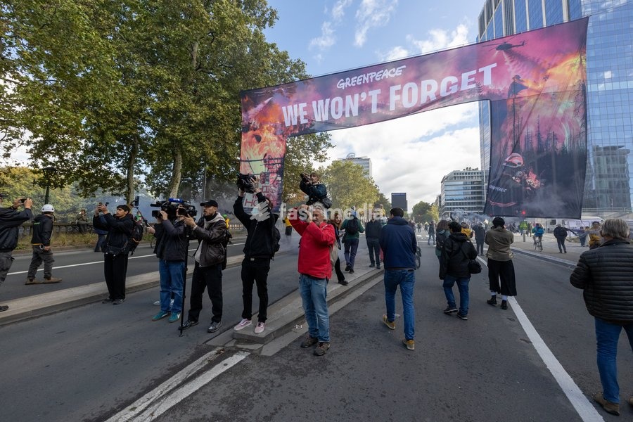 This image shows the Climate March 2026, organized by the Climate Coalition, in Brussels, on Sunday 11 October 2026. The Climate Coalition demands the federal and regional governments to stop subsidizing polluting industrial activities in Belgium and levy higher taxes on these companies
