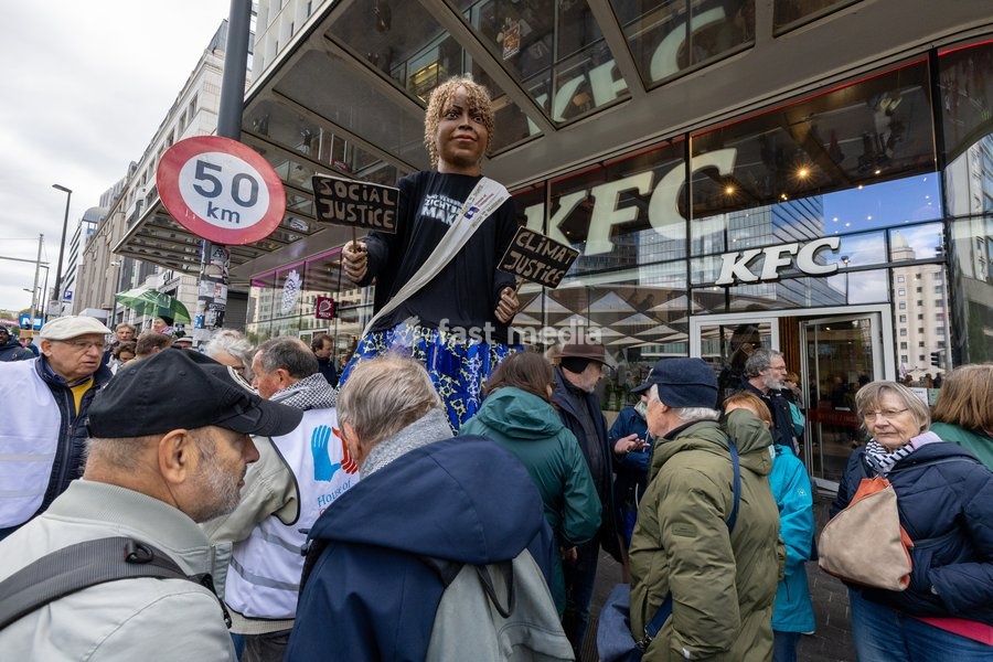 This image shows the Climate March 2026, organized by the Climate Coalition, in Brussels, on Sunday 11 October 2026. The Climate Coalition demands the federal and regional governments to stop subsidizing polluting industrial activities in Belgium and levy higher taxes on these companies