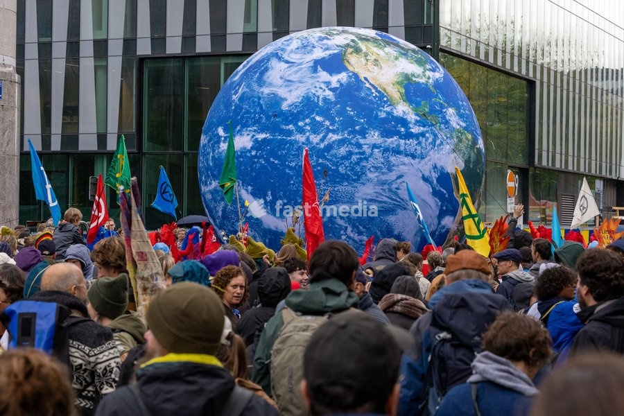 This image shows the Climate March 2026, organized by the Climate Coalition, in Brussels, on Sunday 11 October 2026. The Climate Coalition demands the federal and regional governments to stop subsidizing polluting industrial activities in Belgium and levy higher taxes on these companies