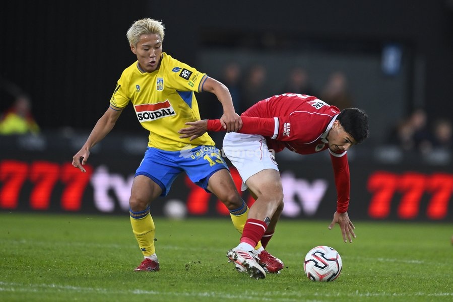 Westerlo's Isa Sakamoto and Antwerp's Mauricio Benitez fight for the ball during a soccer match between KVC Westerlo and Royal Antwerp FC, Sunday 11 October 2026 in Westerlo, on day 8 of the 2026-2027 'Jupiler Pro League' first division of the Belgian championship